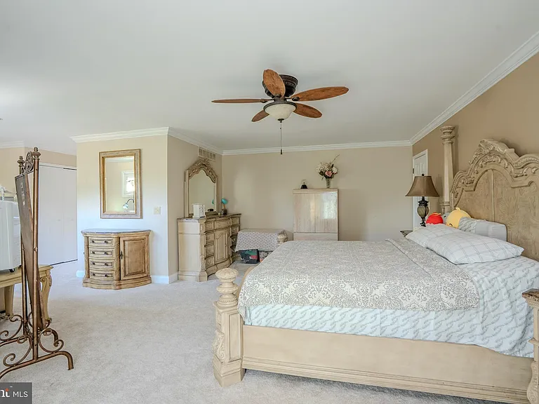 61 Amherst Way — Photo 36