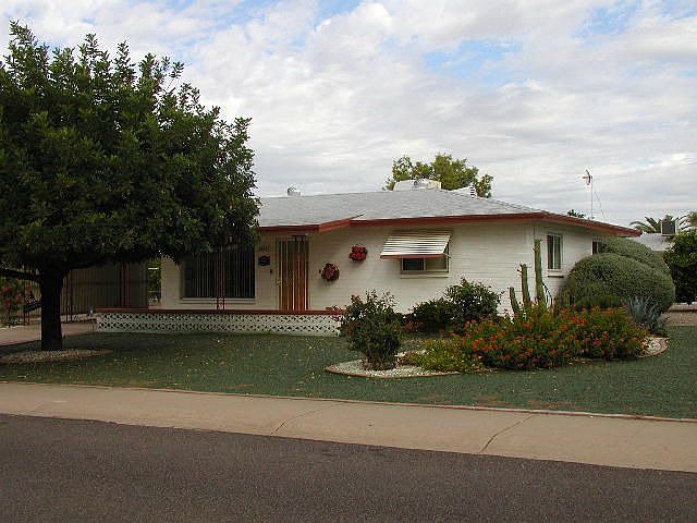 Well manicured front of home