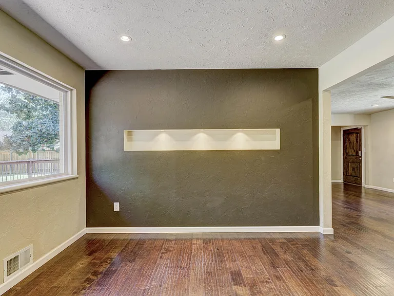 2820 Guilford Ln — Photo 15