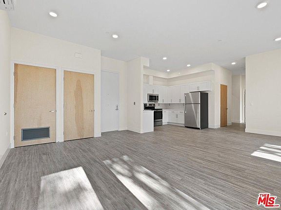 4th image of 11115 McCormick St #201