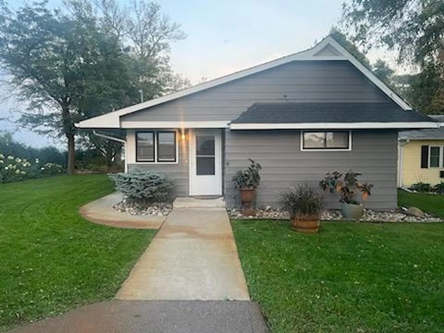 Charming Lake Home on Spring Lake! 2 Car Garage! — Photo 2