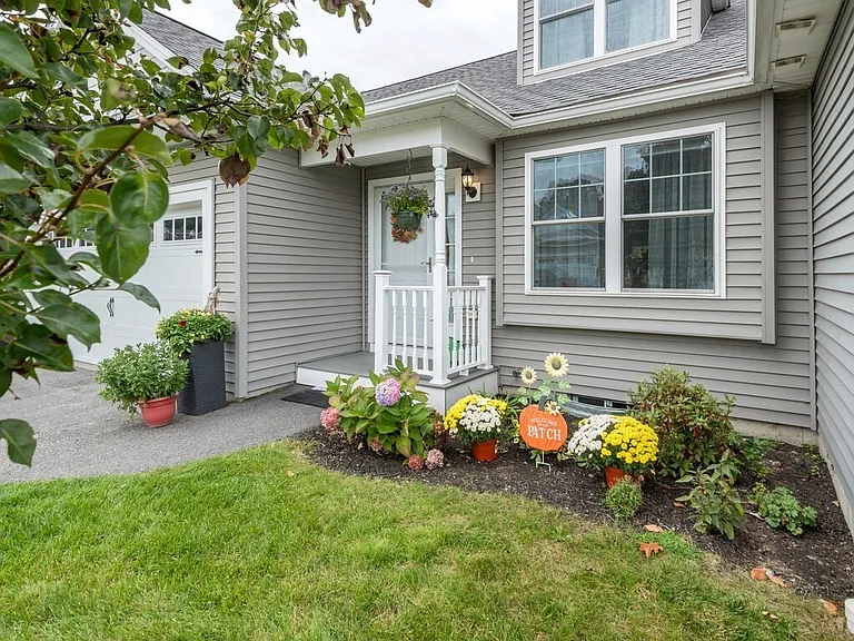 19 Stratford Village Dr #19 — Photo 2