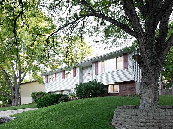 2nd image of 1315 W Queens Court Rd
