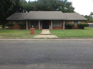 810 Calvert St, Hearne, TX 77859