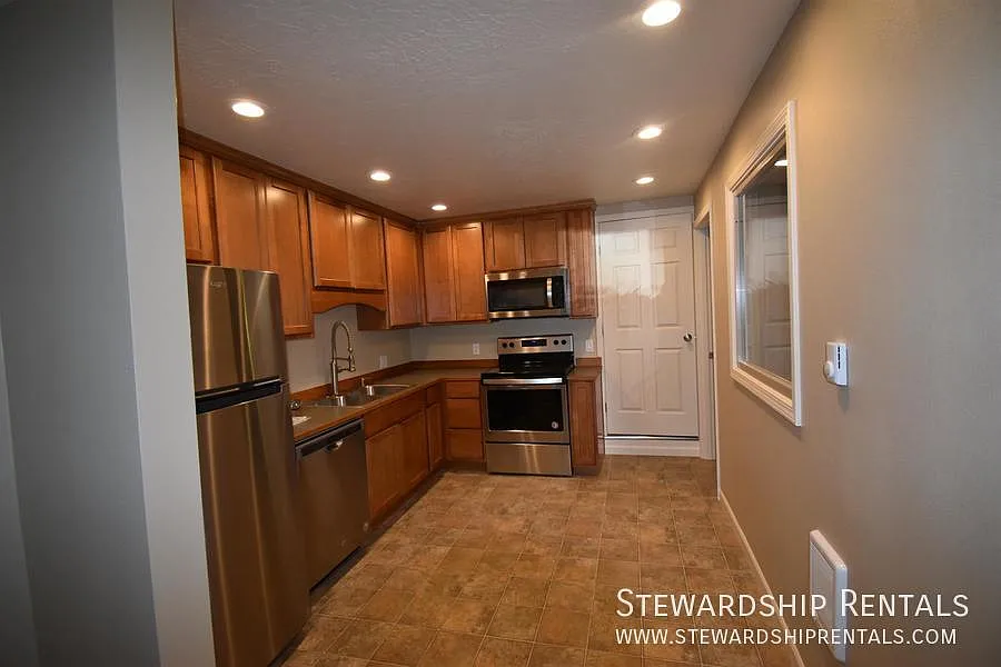 Beautiful 3 bedroom unit in the Whitaker District — Photo 3