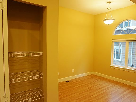 5th image of 706 123rd Ave NE #106