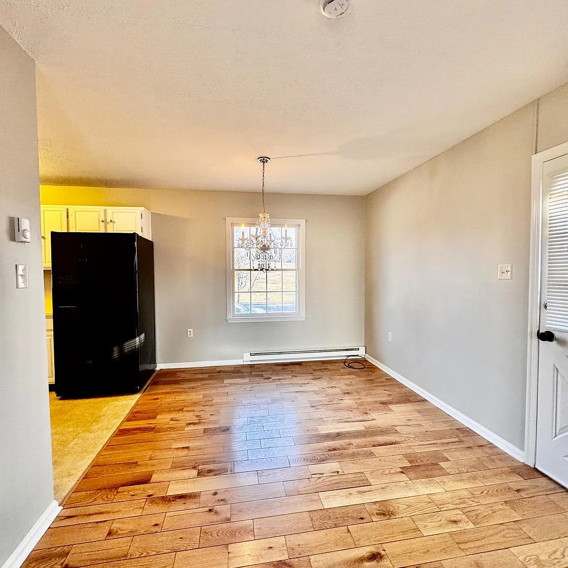 3 bed, 1.0 bath, 1021 sqft, $1,690 — Photo 4