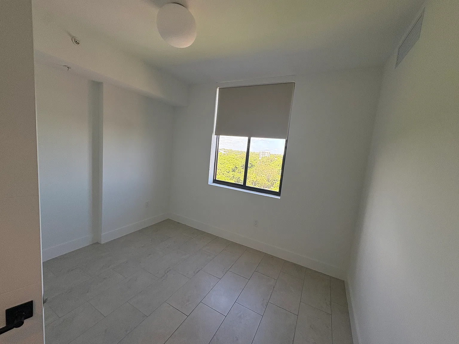 NE 181st St, North Miami Beach — Photo 2