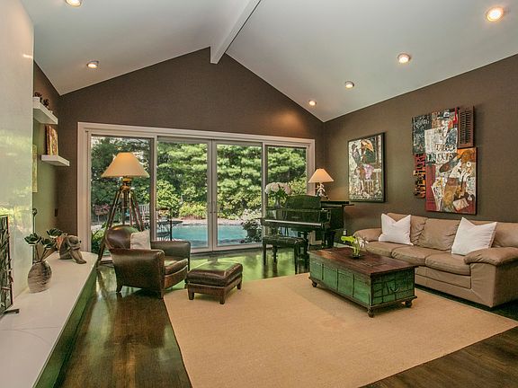 4th image of 10 Pebble Beach Dr
