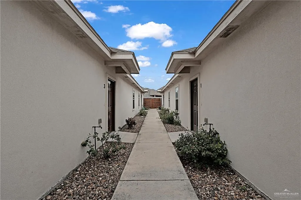 2 bed, 2.0 bath, 983 sqft, $1,100 — Photo 2