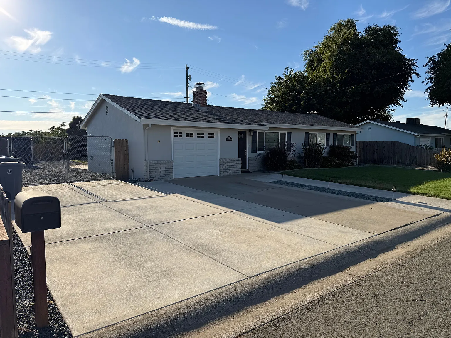 3 bed, 1.0 bath, 900 sqft, $2,200 — Photo 2