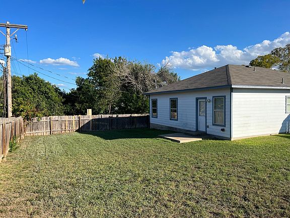Huge backyard! Great for pets or bbq!