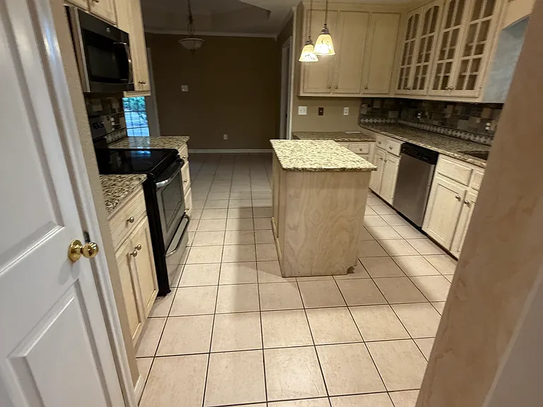 904 Oakmont Dr — Photo 15