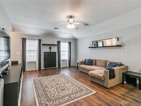 5th image of 2218 Bradford Cir