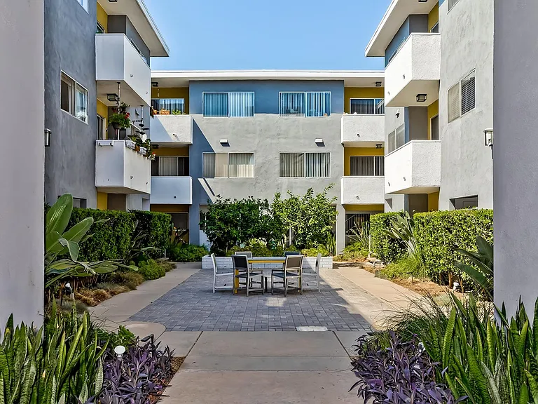 Addison Arms Apartments — Photo 6