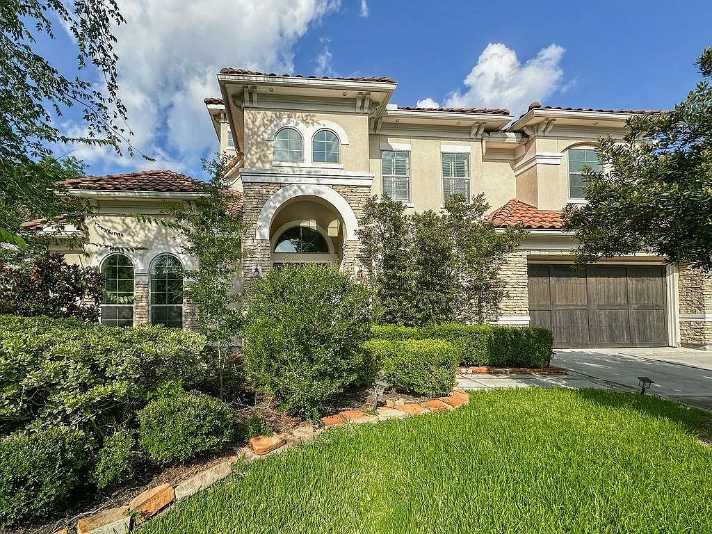 4 bed, 4.5 bath, 3723 sqft, $5,650 — Photo 2