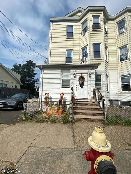 2nd image of 113-115 Danforth Ave