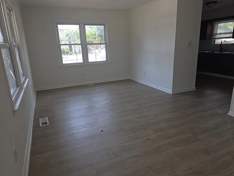 610 37th Ave N — Photo 5