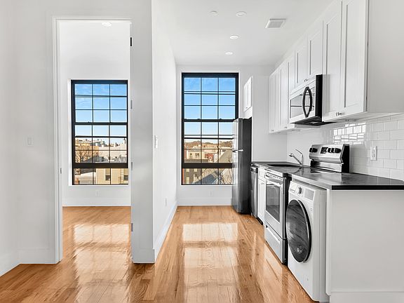 3rd image of 574 Manhattan Ave APT 4C
