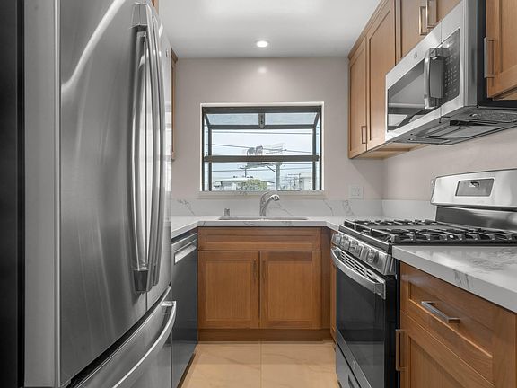 5th image of 1415 1/2 Rexford Dr #104