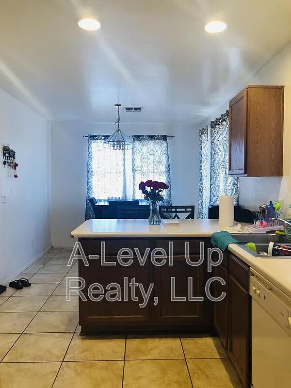 3 bed, 2.0 bath, 1320 sqft, $1,600 — Photo 3