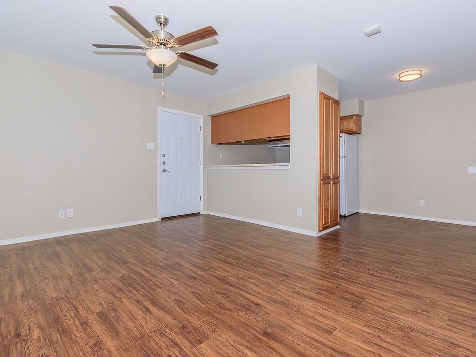 1 bedroom, 1 bathroom entryway and living and dining room