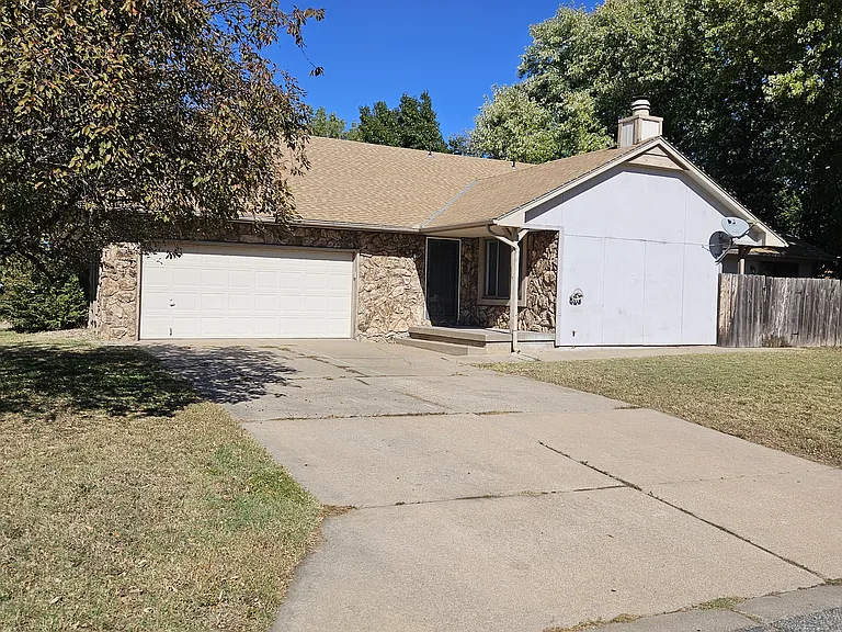1500 E Tanglewood Rd — Photo 1