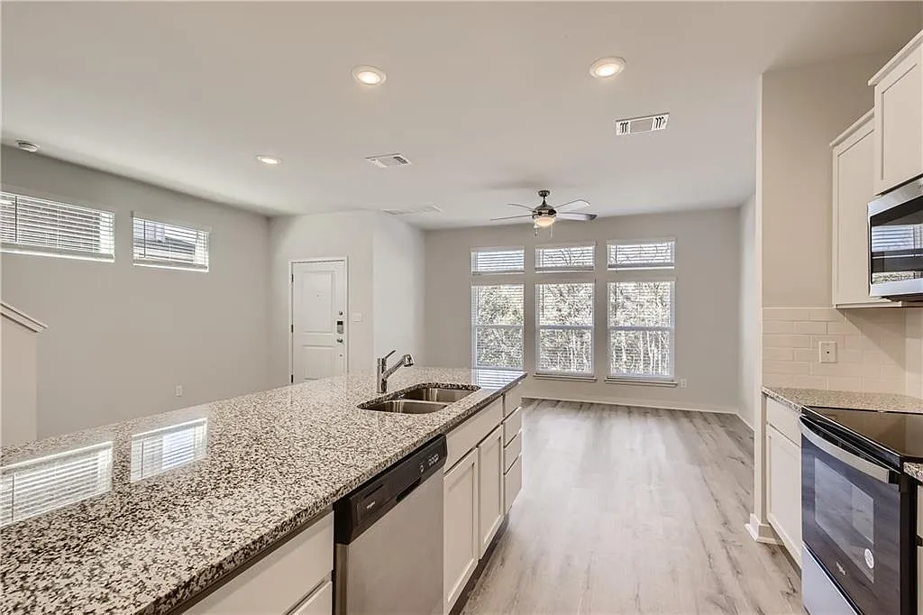 605 W South St — Photo 1