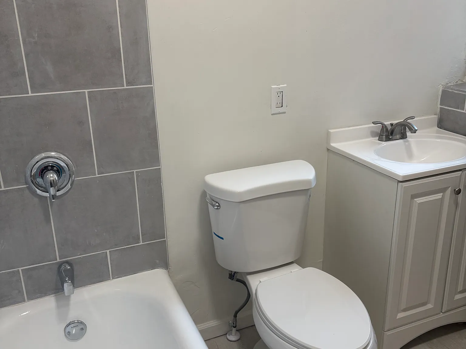 6 bed, 2888 sqft, $2,200 — Photo 3