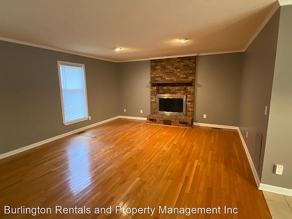 4th image of 3230 Oakridge Dr