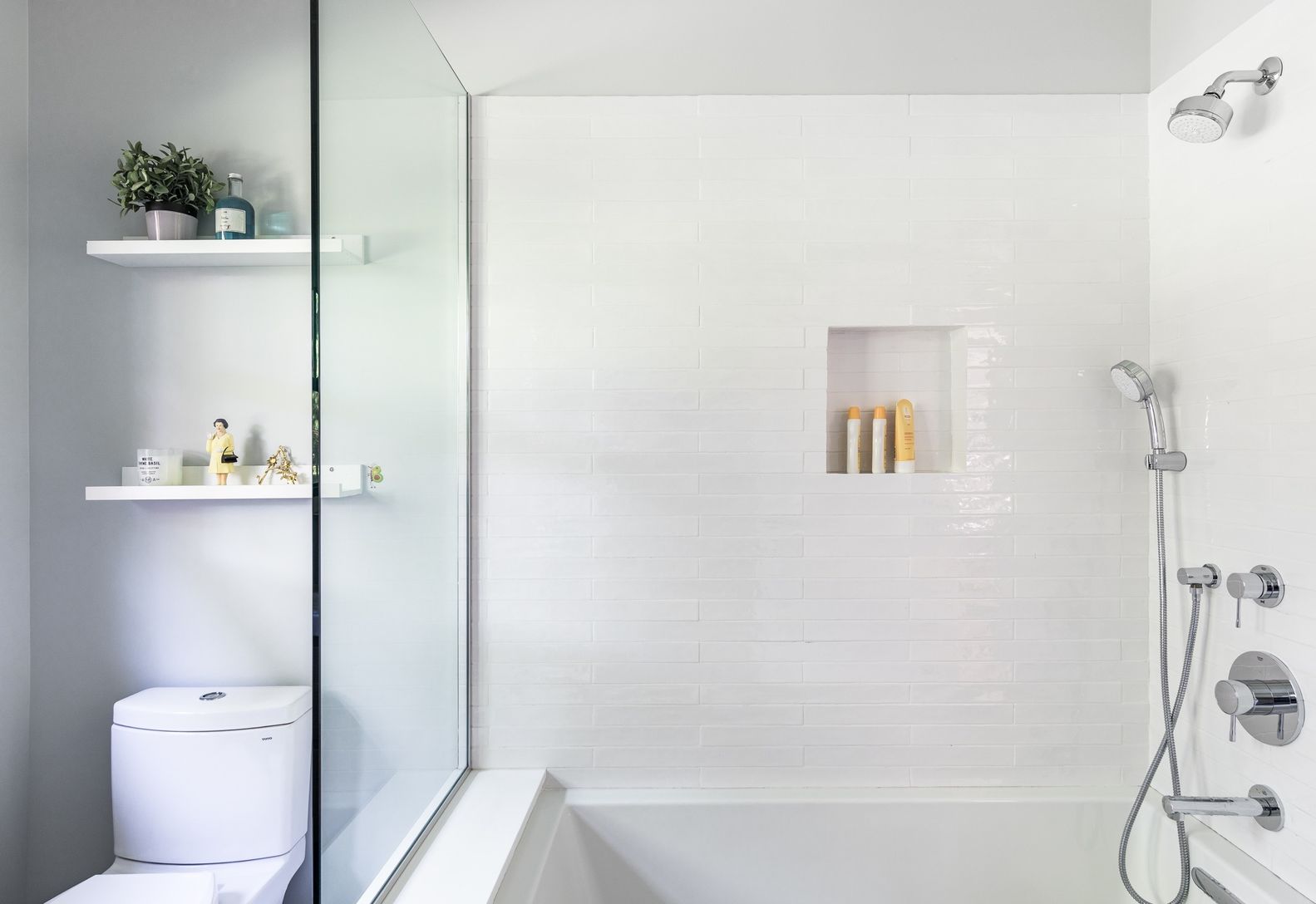 guest bath shower / bathtup