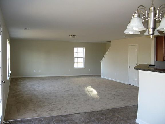 4th image of 2 Rockport Ct