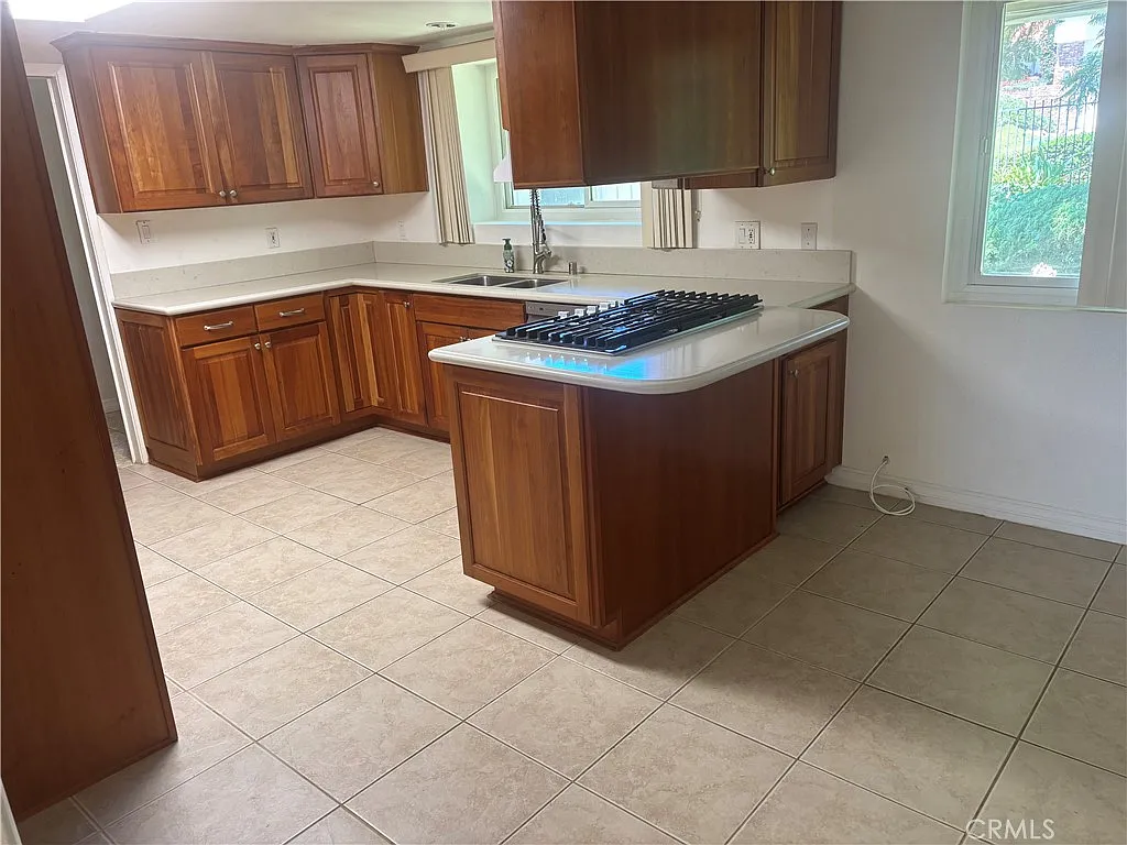 4 bed, 2615 sqft, $6,900 — Photo 2