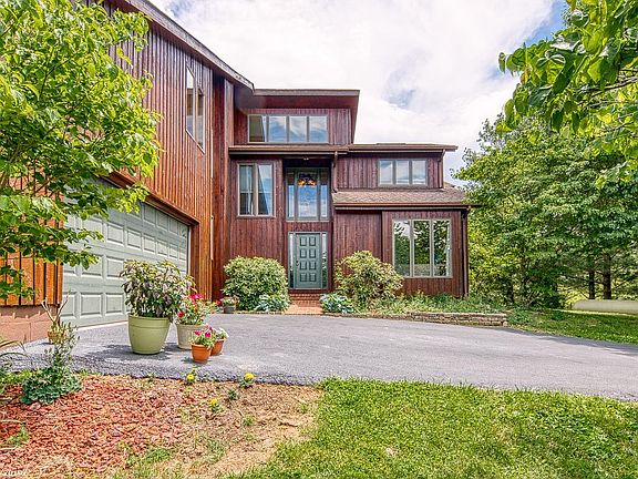 5th image of 3150 Country Meadow Dr