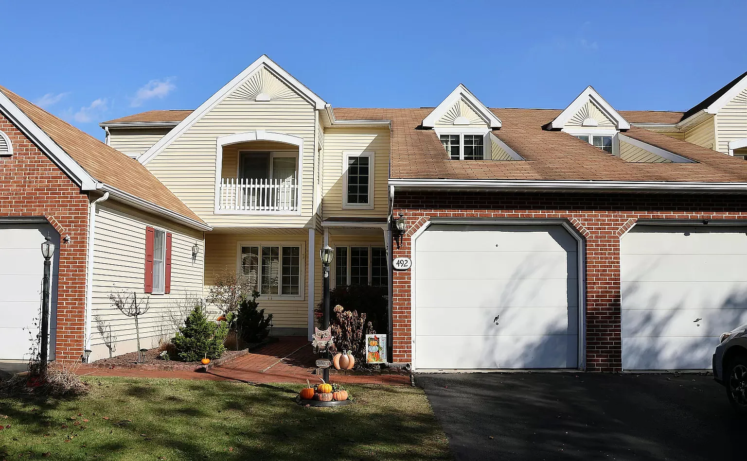 492 Meadow Ln — Photo 1