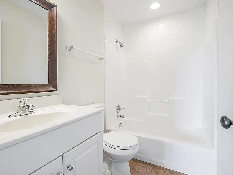 421 W 12th St — Photo 18