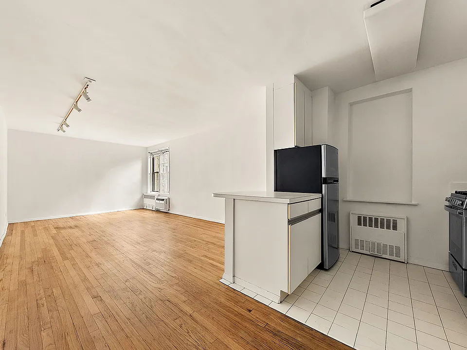 200 E 28th St #2H