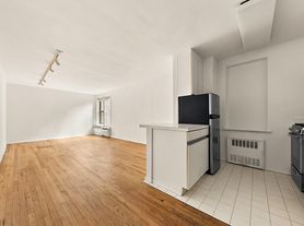 200 E 28th St, New York, NY