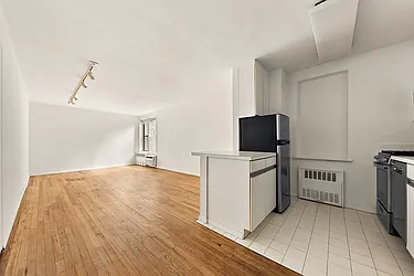 200 East 28th Street, #2H