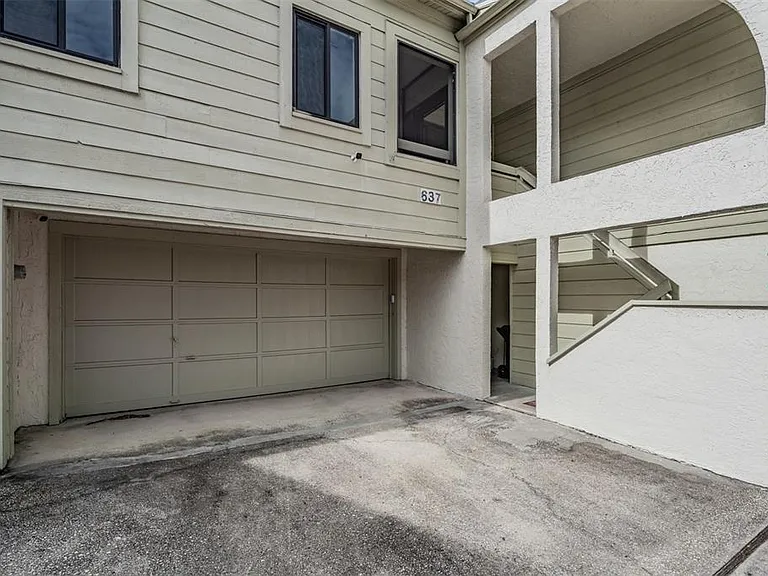 637 Drake Ln N — Photo 31