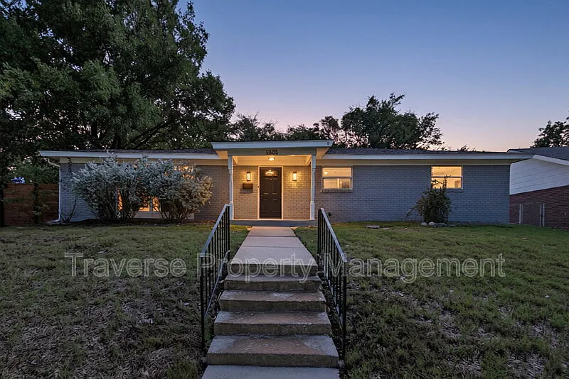 3 bed, 2.0 bath, 1994 sqft, $2,595 — Photo 2