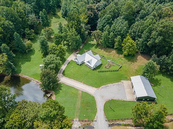 3rd image of 1049 Williams Hollow Rd