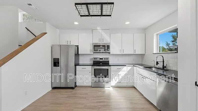 3 bed, 2.0 bath, 1207 sqft, $1,600 — Photo 3