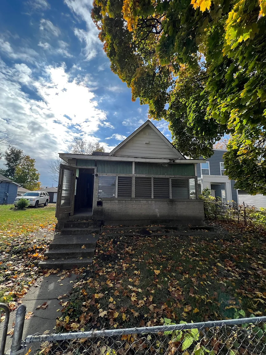 1025 W Roache St photo 1