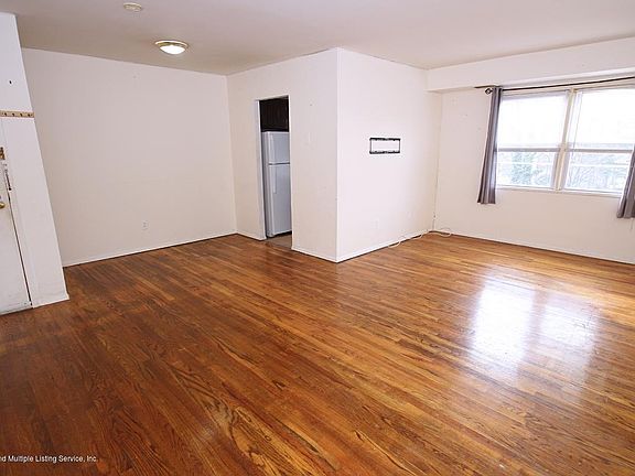 3rd image of 165 Cromwell Ave APT 3A