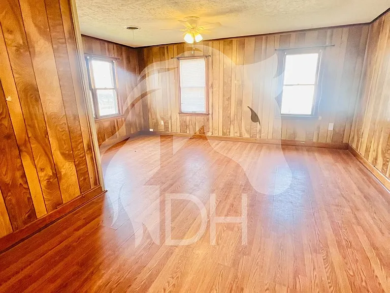 2302 E Elm Ave — Photo 2