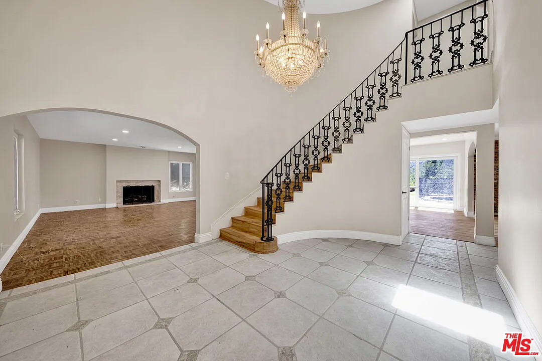 5 bed, 5.0 bath, 5500 sqft, $12,000 — Photo 4