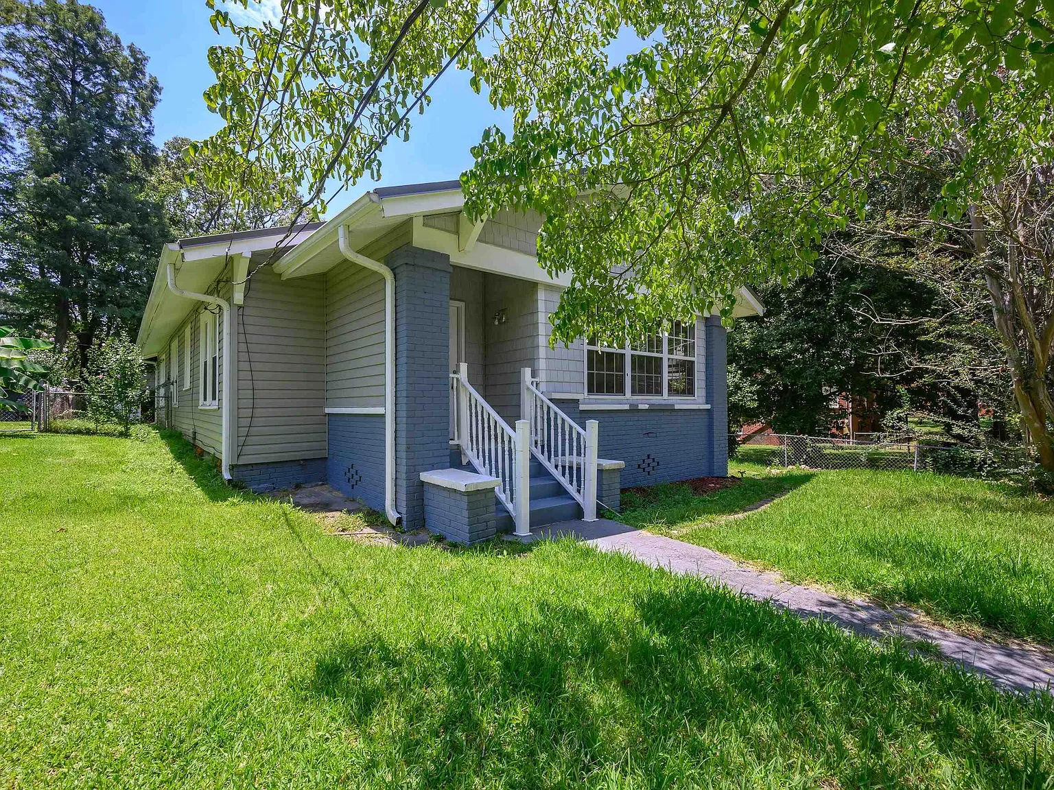4 bed, 1.0 bath, 1302 sqft, $1,270 — Photo 3