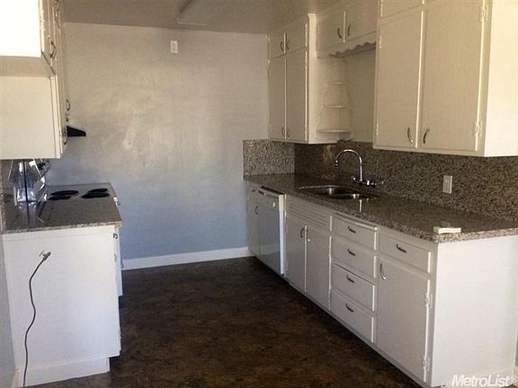 3rd image of 801 Holly Dr