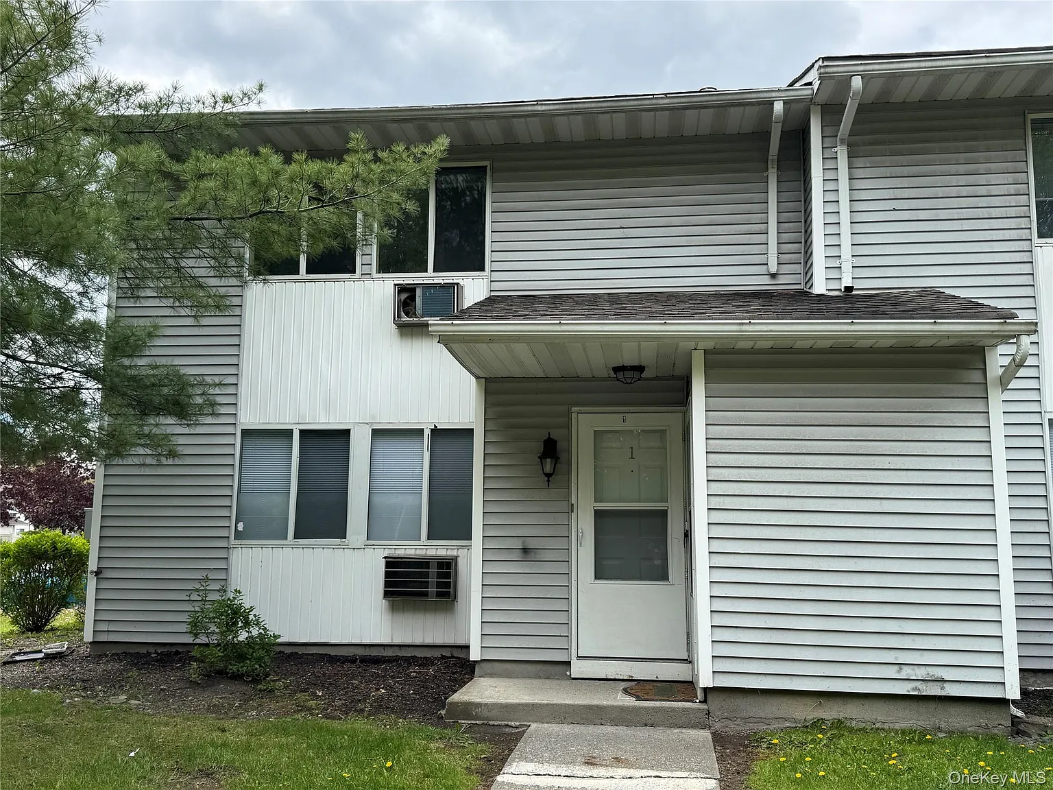 2 bed, 1.0 bath, 984 sqft, $2,200 — Photo 1